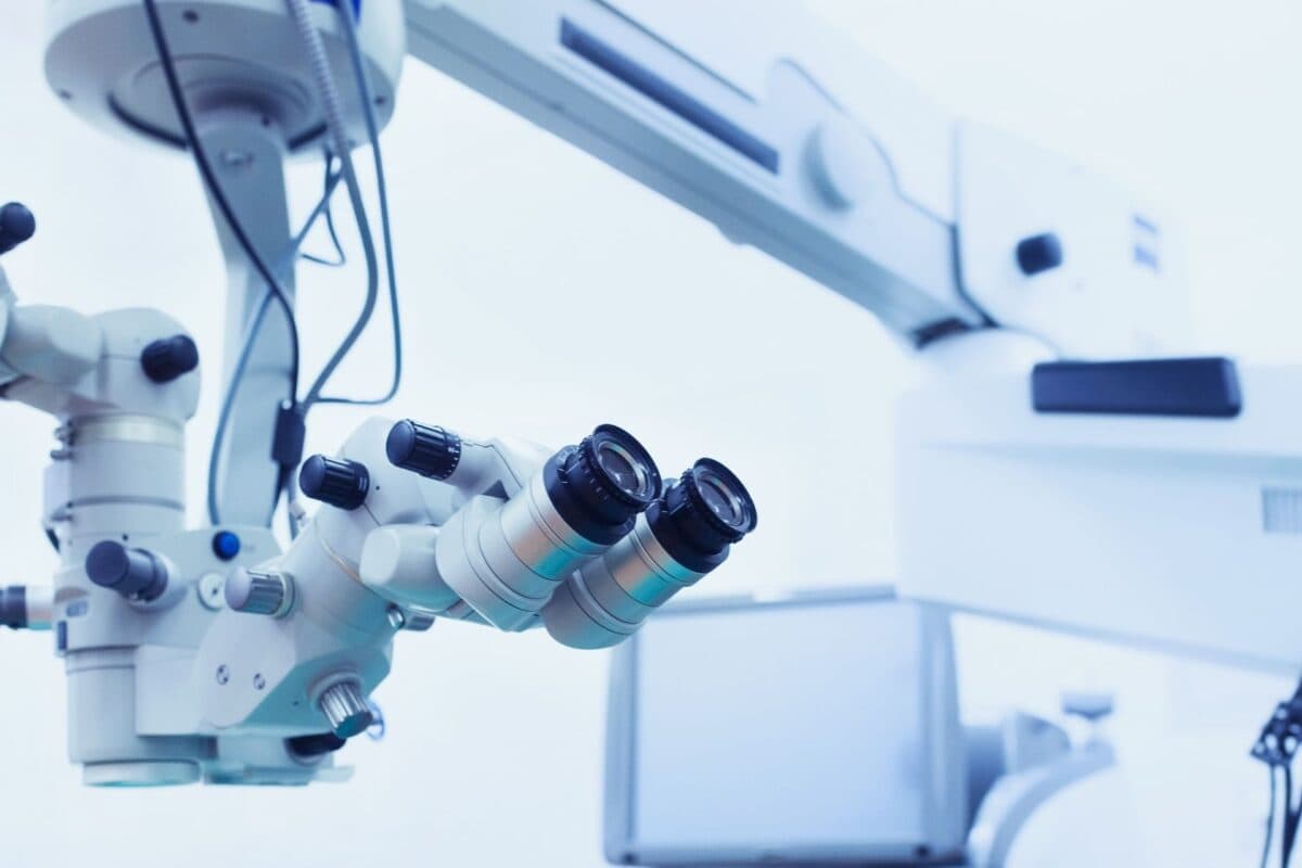 Eye surgery equipment